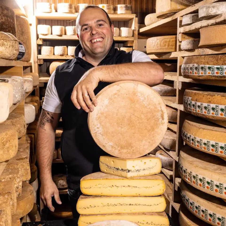 Freddy dans la cave d'affinage, entre les meules