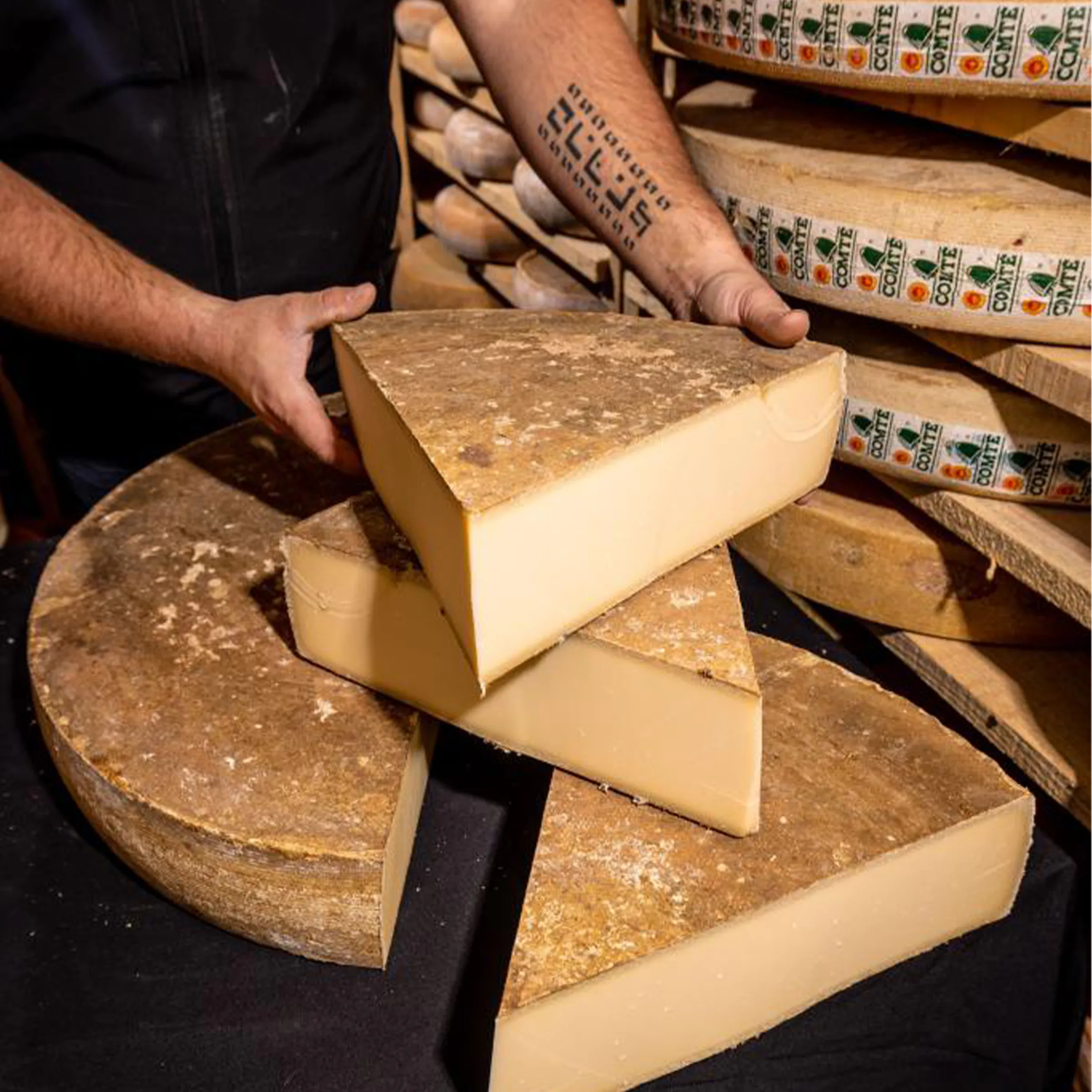 Pointe de comté découpée sur sa meule